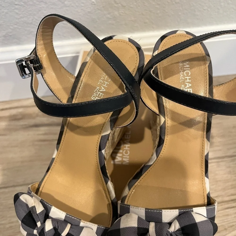Michael Kors Woman Black/ White Classic Bow Front Platform Sandals, Size…